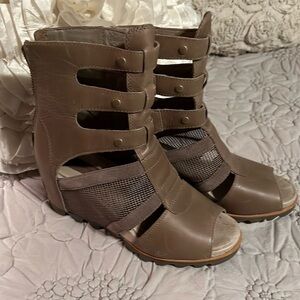 Sorel Joanie Gladiator  size 7.5